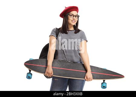 Junge Frau mit Longboard lächelt auf weißem Hintergrund isoliert an der Kamera Stockfoto