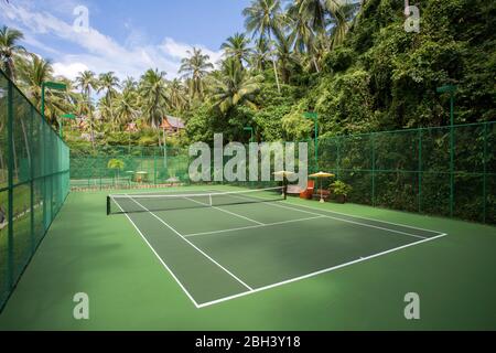 Tennisplatz im Freien im Amanpuri in Phuket, Thailand. Stockfoto