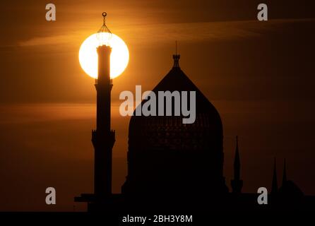 Dresden, Deutschland. April 2020. Die Sonne geht hinter der ehemaligen Dresdner Zigarettenfabrik Jenidze unter, die 1909 im Stil einer 62 Meter hohen Moschee errichtet wurde. Quelle: Sebastian Kahnert/dpa-Zentralbild/dpa/Alamy Live News Stockfoto