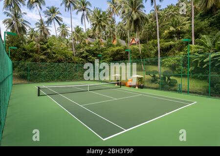 Tennisplatz im Freien im Amanpuri in Phuket, Thailand. Stockfoto