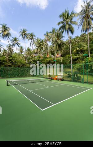 Tennisplatz im Freien im Amanpuri in Phuket, Thailand. Stockfoto