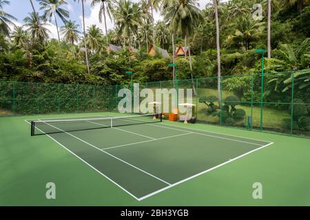 Tennisplatz im Freien im Amanpuri in Phuket, Thailand. Stockfoto