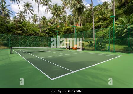 Tennisplatz im Freien im Amanpuri in Phuket, Thailand. Stockfoto