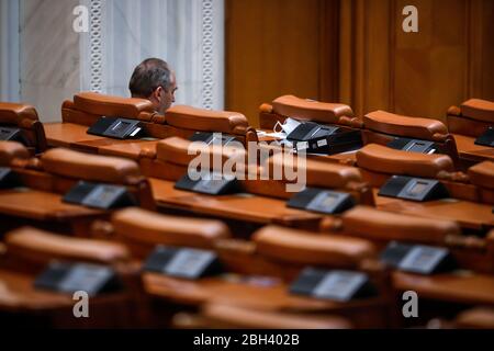 Bukarest, Rumänien - 23. April 2020: Leere Sitze und sehr wenige Abgeordnete in einem Treffen der Abgeordnetenkammer des rumänischen Parlaments während der Blockade des Covid-19. Stockfoto