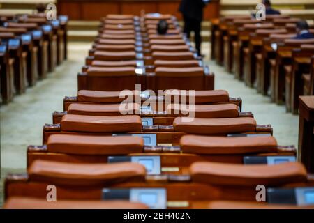 Bukarest, Rumänien - 23. April 2020: Leere Sitze und sehr wenige Abgeordnete in einem Treffen der Abgeordnetenkammer des rumänischen Parlaments während der Blockade des Covid-19. Stockfoto