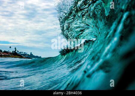 Eine Welle bricht an einem Riff in San Diego Stockfoto