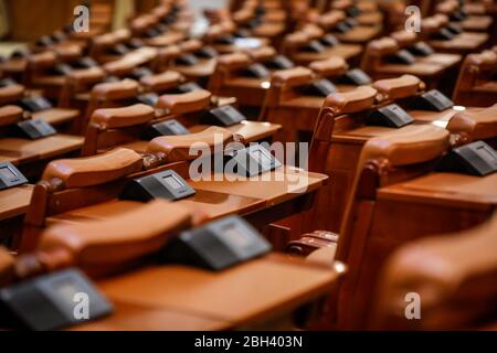 Bukarest, Rumänien - 23. April 2020: Leere Sitze und sehr wenige Abgeordnete in einem Treffen der Abgeordnetenkammer des rumänischen Parlaments während der Blockade des Covid-19. Stockfoto