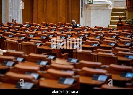 Bukarest, Rumänien - 23. April 2020: Leere Sitze und sehr wenige Abgeordnete in einem Treffen der Abgeordnetenkammer des rumänischen Parlaments während der Blockade des Covid-19. Stockfoto