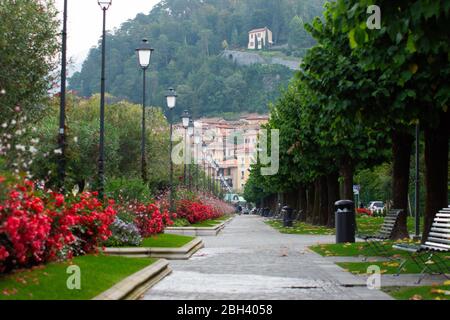 Leerer parkway in der Stadt Bellagio, Norditalien. September 2019. Stockfoto