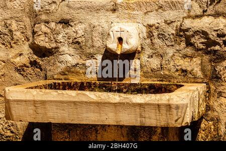 In der Nähe von alten Stein Wassertrog und Brunnen , Altstadt, UNESCO-Weltkulturerbe, Kotor, Montenegro Stockfoto