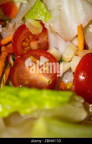 Gemüsesalat Tomaten, Zwiebeln, Salat, Karotten und Rüben in Scheiben geschnitten. Nahaufnahme. Gesunde Ernährung und Fitness-Diät Stockfoto