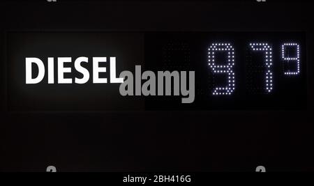 Dresden, Deutschland. April 2020. Am Abend ist auf dem Display einer Tankstelle ein Dieselpreis von weniger als 1 Euro zu sehen. Quelle: Robert Michael/dpa-Zentralbild/dpa/Alamy Live News Stockfoto