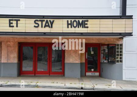 Ein Schild mit der Aufschrift ET Stay Home ist auf einem kleinen Kino angebracht, das während der Coronavirus Covid 19 Pandemie geschlossen wurde. Stockfoto