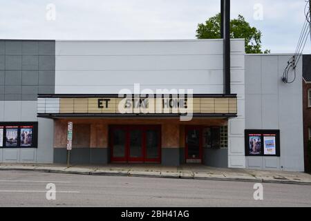 Ein Schild mit der Aufschrift ET Stay Home ist auf einem kleinen Kino angebracht, das während der Coronavirus Covid 19 Pandemie geschlossen wurde. Stockfoto