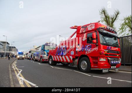 Glasgow, Großbritannien. April 2020. Im Bild: NHS-Mitarbeiter und Nothelfer zeigen ihre Wertschätzung während der Kampagne "Clap for our carers" - eine wöchentliche Hommage an NHS und Schlüsselarbeiter während des Ausbruch des Coronavirus (COVID-19). Die Öffentlichkeit wird ermutigt, jeden Donnerstag um 20 Uhr NHS-Mitarbeiter und andere wichtige Arbeitnehmer aus ihren Häusern zu begrüßen. Bis heute hat die Coronavirus (COVID-19) Pandemie weltweit über 2.6 Millionen Menschen infiziert, und in Großbritannien 138,078 infiziert und 18,738 getötet. Quelle: Colin Fisher/Alamy Live News Stockfoto