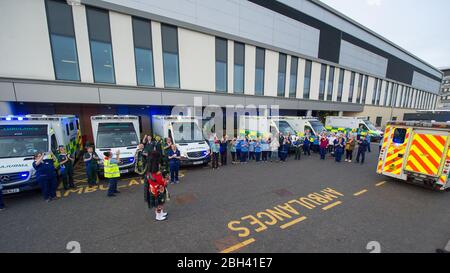 Glasgow, Großbritannien. April 2020. Im Bild: NHS-Mitarbeiter und Nothelfer zeigen ihre Wertschätzung während der Kampagne "Clap for our carers" - eine wöchentliche Hommage an NHS und Schlüsselarbeiter während des Ausbruch des Coronavirus (COVID-19). Die Öffentlichkeit wird ermutigt, jeden Donnerstag um 20 Uhr NHS-Mitarbeiter und andere wichtige Arbeitnehmer aus ihren Häusern zu begrüßen. Bis heute hat die Coronavirus (COVID-19) Pandemie weltweit über 2.6 Millionen Menschen infiziert, und in Großbritannien 138,078 infiziert und 18,738 getötet. Quelle: Colin Fisher/Alamy Live News Stockfoto