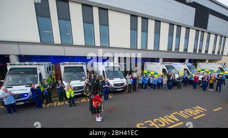 Glasgow, Großbritannien. April 2020. Im Bild: NHS-Mitarbeiter und Nothelfer zeigen ihre Wertschätzung während der Kampagne "Clap for our carers" - eine wöchentliche Hommage an NHS und Schlüsselarbeiter während des Ausbruch des Coronavirus (COVID-19). Die Öffentlichkeit wird ermutigt, jeden Donnerstag um 20 Uhr NHS-Mitarbeiter und andere wichtige Arbeitnehmer aus ihren Häusern zu begrüßen. Bis heute hat die Coronavirus (COVID-19) Pandemie weltweit über 2.6 Millionen Menschen infiziert, und in Großbritannien 138,078 infiziert und 18,738 getötet. Quelle: Colin Fisher/Alamy Live News Stockfoto