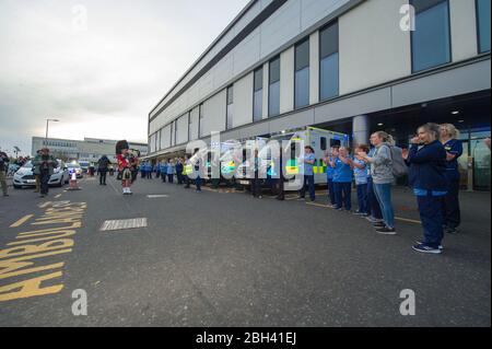 Glasgow, Großbritannien. April 2020. Im Bild: NHS-Mitarbeiter und Nothelfer zeigen ihre Wertschätzung während der Kampagne "Clap for our carers" - eine wöchentliche Hommage an NHS und Schlüsselarbeiter während des Ausbruch des Coronavirus (COVID-19). Die Öffentlichkeit wird ermutigt, jeden Donnerstag um 20 Uhr NHS-Mitarbeiter und andere wichtige Arbeitnehmer aus ihren Häusern zu begrüßen. Bis heute hat die Coronavirus (COVID-19) Pandemie weltweit über 2.6 Millionen Menschen infiziert, und in Großbritannien 138,078 infiziert und 18,738 getötet. Quelle: Colin Fisher/Alamy Live News Stockfoto