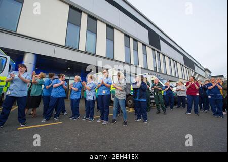 Glasgow, Großbritannien. April 2020. Im Bild: NHS-Mitarbeiter und Nothelfer zeigen ihre Wertschätzung während der Kampagne "Clap for our carers" - eine wöchentliche Hommage an NHS und Schlüsselarbeiter während des Ausbruch des Coronavirus (COVID-19). Die Öffentlichkeit wird ermutigt, jeden Donnerstag um 20 Uhr NHS-Mitarbeiter und andere wichtige Arbeitnehmer aus ihren Häusern zu begrüßen. Bis heute hat die Coronavirus (COVID-19) Pandemie weltweit über 2.6 Millionen Menschen infiziert, und in Großbritannien 138,078 infiziert und 18,738 getötet. Quelle: Colin Fisher/Alamy Live News Stockfoto