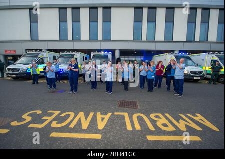 Glasgow, Großbritannien. April 2020. Im Bild: NHS-Mitarbeiter und Nothelfer zeigen ihre Wertschätzung während der Kampagne "Clap for our carers" - eine wöchentliche Hommage an NHS und Schlüsselarbeiter während des Ausbruch des Coronavirus (COVID-19). Die Öffentlichkeit wird ermutigt, jeden Donnerstag um 20 Uhr NHS-Mitarbeiter und andere wichtige Arbeitnehmer aus ihren Häusern zu begrüßen. Bis heute hat die Coronavirus (COVID-19) Pandemie weltweit über 2.6 Millionen Menschen infiziert, und in Großbritannien 138,078 infiziert und 18,738 getötet. Quelle: Colin Fisher/Alamy Live News Stockfoto