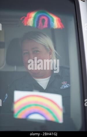 Glasgow, Großbritannien. April 2020. Im Bild: NHS-Mitarbeiter und Nothelfer zeigen ihre Wertschätzung während der Kampagne "Clap for our carers" - eine wöchentliche Hommage an NHS und Schlüsselarbeiter während des Ausbruch des Coronavirus (COVID-19). Die Öffentlichkeit wird ermutigt, jeden Donnerstag um 20 Uhr NHS-Mitarbeiter und andere wichtige Arbeitnehmer aus ihren Häusern zu begrüßen. Bis heute hat die Coronavirus (COVID-19) Pandemie weltweit über 2.6 Millionen Menschen infiziert, und in Großbritannien 138,078 infiziert und 18,738 getötet. Quelle: Colin Fisher/Alamy Live News Stockfoto