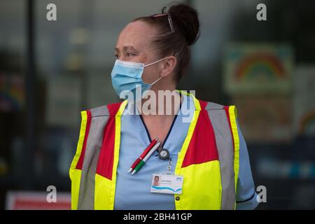 Glasgow, Großbritannien. April 2020. Im Bild: NHS-Mitarbeiter und Nothelfer zeigen ihre Wertschätzung während der Kampagne "Clap for our carers" - eine wöchentliche Hommage an NHS und Schlüsselarbeiter während des Ausbruch des Coronavirus (COVID-19). Die Öffentlichkeit wird ermutigt, jeden Donnerstag um 20 Uhr NHS-Mitarbeiter und andere wichtige Arbeitnehmer aus ihren Häusern zu begrüßen. Bis heute hat die Coronavirus (COVID-19) Pandemie weltweit über 2.6 Millionen Menschen infiziert, und in Großbritannien 138,078 infiziert und 18,738 getötet. Quelle: Colin Fisher/Alamy Live News Stockfoto