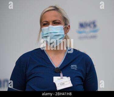 Glasgow, Großbritannien. April 2020. Im Bild: NHS-Mitarbeiter und Nothelfer zeigen ihre Wertschätzung während der Kampagne "Clap for our carers" - eine wöchentliche Hommage an NHS und Schlüsselarbeiter während des Ausbruch des Coronavirus (COVID-19). Die Öffentlichkeit wird ermutigt, jeden Donnerstag um 20 Uhr NHS-Mitarbeiter und andere wichtige Arbeitnehmer aus ihren Häusern zu begrüßen. Bis heute hat die Coronavirus (COVID-19) Pandemie weltweit über 2.6 Millionen Menschen infiziert, und in Großbritannien 138,078 infiziert und 18,738 getötet. Quelle: Colin Fisher/Alamy Live News Stockfoto