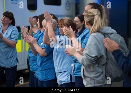 Glasgow, Großbritannien. April 2020. Im Bild: NHS-Mitarbeiter und Nothelfer zeigen ihre Wertschätzung während der Kampagne "Clap for our carers" - eine wöchentliche Hommage an NHS und Schlüsselarbeiter während des Ausbruch des Coronavirus (COVID-19). Die Öffentlichkeit wird ermutigt, jeden Donnerstag um 20 Uhr NHS-Mitarbeiter und andere wichtige Arbeitnehmer aus ihren Häusern zu begrüßen. Bis heute hat die Coronavirus (COVID-19) Pandemie weltweit über 2.6 Millionen Menschen infiziert, und in Großbritannien 138,078 infiziert und 18,738 getötet. Quelle: Colin Fisher/Alamy Live News Stockfoto