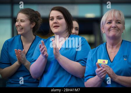 Glasgow, Großbritannien. April 2020. Im Bild: NHS-Mitarbeiter und Nothelfer zeigen ihre Wertschätzung während der Kampagne "Clap for our carers" - eine wöchentliche Hommage an NHS und Schlüsselarbeiter während des Ausbruch des Coronavirus (COVID-19). Die Öffentlichkeit wird ermutigt, jeden Donnerstag um 20 Uhr NHS-Mitarbeiter und andere wichtige Arbeitnehmer aus ihren Häusern zu begrüßen. Bis heute hat die Coronavirus (COVID-19) Pandemie weltweit über 2.6 Millionen Menschen infiziert, und in Großbritannien 138,078 infiziert und 18,738 getötet. Quelle: Colin Fisher/Alamy Live News Stockfoto