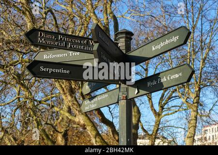 Wegweiser in Hyde Park, London England Vereinigtes Königreich Großbritannien Stockfoto