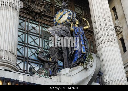 Skulptur über dem Eingang des Kaufhauses Selfridges in der Oxford Street, London England Großbritannien Stockfoto