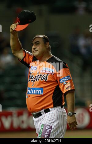 El Coach Cornelio Garcia de Naranjeros entra al Salon de la fama del Beisbol y se le reconoce durante el juego de beisbol de Naranjeros vs Cañeros d Stockfoto