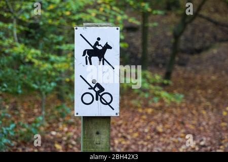 Kein Fahrrad fahren, kein Pferd Wegweiser in Epping Forest, Essex, England, Vereinigtes Königreich Großbritannien Stockfoto