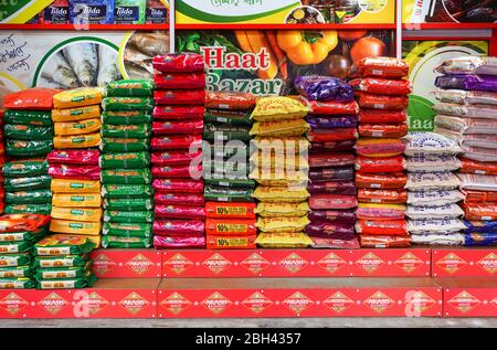 Big Bags Basmati Reis in Lebensmittelgeschäft, London, England Vereinigtes Königreich Großbritannien Stockfoto