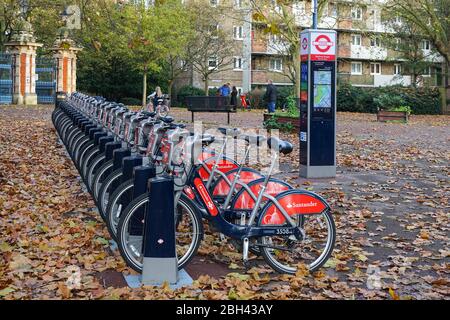 Santander Cycles Anmietung Docking Station in Victoria Park, Hackney, London England Vereinigtes Königreich Großbritannien Stockfoto