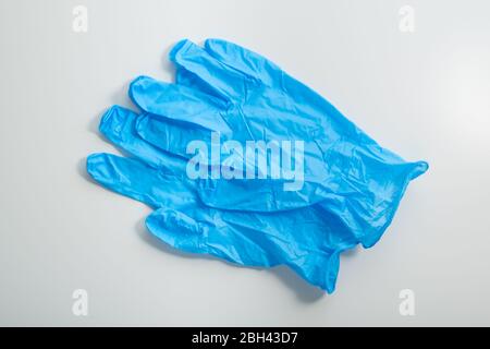 Ein Paar blaue medizinische Handschuhe auf weißem Hintergrund Draufsicht. Stockfoto