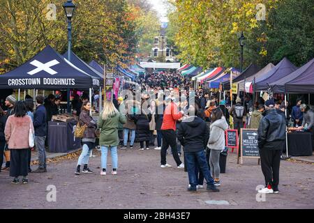 Leute am Victoria Park Markt, Sonntagsmarkt, London England Vereinigtes Königreich Großbritannien Stockfoto