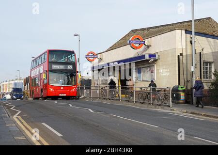 Eintritt zur U-Bahnstation Leyton, London England Großbritannien Stockfoto