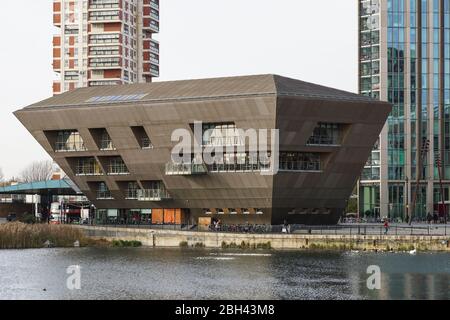 Moderne Gebäude von Kanada Wasser Bibliothek mit Wohnblocks hinter London England Vereinigtes Königreich UK Stockfoto
