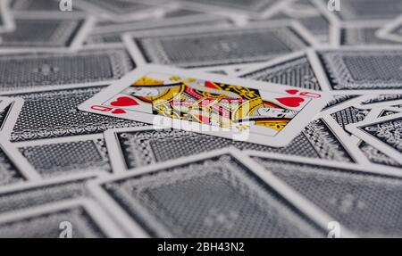 Königin der Herzen, die in einem Kartenspiel im Rampenlicht steht Stockfoto