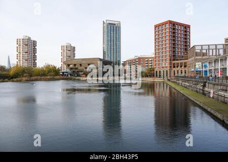 Moderne Gebäude von Kanada Wasser Bibliothek mit Wohnblocks hinter London England Vereinigtes Königreich UK Stockfoto