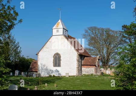 St. Andrew's Church im Dorf Ford West Sussex, ein denkmalgeschütztes Gebäude aus der normannischen Zeit. Stockfoto