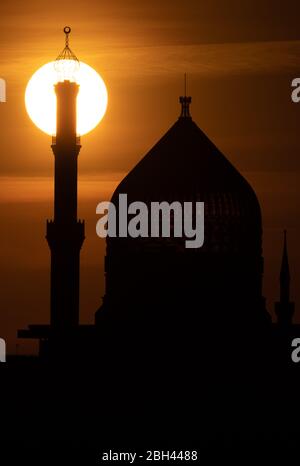 Dresden, Deutschland. April 2020. Die Sonne geht hinter der ehemaligen Dresdner Zigarettenfabrik Jenidze unter, die 1909 im Stil einer 62 Meter hohen Moschee errichtet wurde. Quelle: Sebastian Kahnert/dpa-Zentralbild/dpa/Alamy Live News Stockfoto