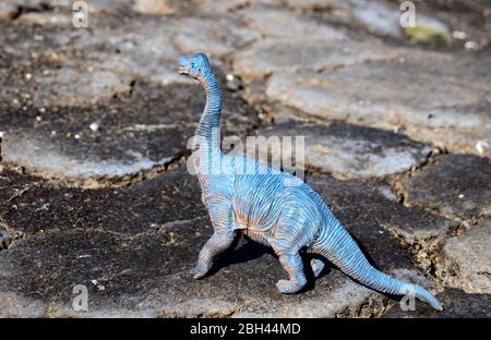 Spielzeug Nachbildung Dinosaurier in einer natürlichen Umgebung im Freien. Stockfoto