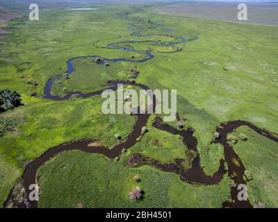 Illinois Fluß schlängelt sich durch Arapaho National Wildlife Refuge, North Park in der Nähe von Walden, Colorado, Frühsommer Luftbild Stockfoto