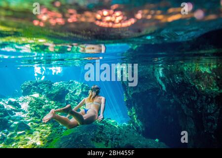 Eine Frau schnarcht in kristallblauem Wasser Stockfoto