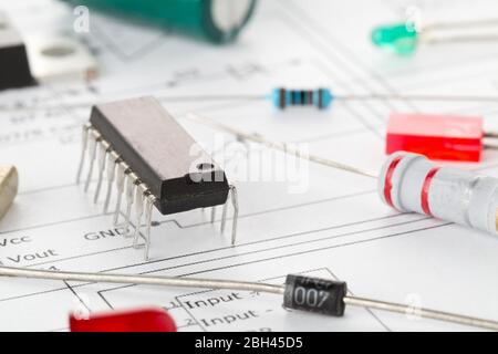 Makro von verschiedenen elektronischen Teilen oder Komponenten auf leiterplatte Schaltplan Hintergrund mit Widerständen, Kondensatoren, Dioden und IC-Chips, selektiver Fokus Stockfoto