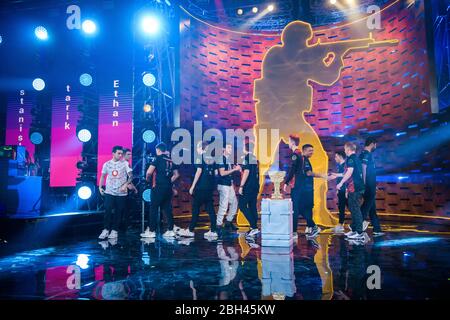 MOSKAU - DEZEMBER 23 2019: esports-Event eines Counter Strike-Spiels. Zwei professionelle Teams von csgo-Spielern geben sich nach dem Turnierspiel die Hände. Stockfoto