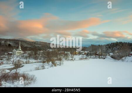 Sonnenuntergang über Stowe Vermont im Winter Stockfoto