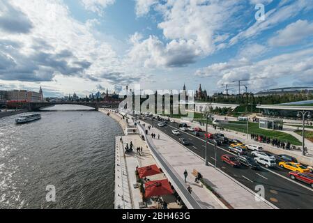 Moskau, RUSSLAND - 09. September 2017: Pokrovsky Kathedrale St. Basil und Moskauer Kreml von der schwimmenden Brücke im Park Saryadye in Moskau Stockfoto